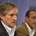 El eurodiputado de IU Willy Meyer (izquierda), junto al delegado del Frente Polisario en Canarias, Mohamen Salem.
