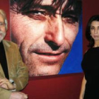 El artista Antoni Miró junto a Eugenia Eiriz, viuda de Antonio Gades, ante uno de los retrados del b