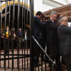 El exministro de Justicia, Alberto Ruiz-Gallardón llevó el féretro a la salida del funeral mientras los asistentes entonaban el 'Cara al sol'.