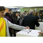 Un joven participa en la consulta soberanista del pasado 9 de noviembre, en Barcelona.