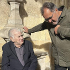 Antonio Gamoneda y Eduardo López Casado, ayer, charlan en un descanso del acto Poetas en Red. PILAR LÓPEZ