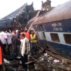 Equipos de rescate trabajan para recuperar supervivientes en el tren siniestrado cerca de Pukhrayan, en el distrito indio de Kanpur, hoy.