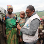 Miembros de una oenegé prestando ayuda a familias de refugiados del Congo.