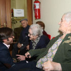 Emilio Orejas charla con una de las residentes.