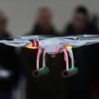 Un dron suspendido en el aire durante una exhibición.
