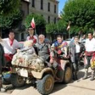 Los ocho participantes posan junto a uno de los quads