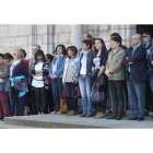 Los concentrados ayer por la tarde a las puertas del consistorio entre los que se contaban el alcalde y ediles de todos los grupos.