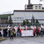 Los trabajadores de la contrata de Naturgy, ayer ante la central berciana. DL