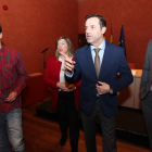 El director general de Turismo y María Antonio Gancedo, con otros asistentes, ayer. L. DE LA MATA