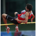 El atleta leonés Dani Pérez, en la modalidad de salto de altura. DL