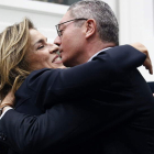 Ana Botella recibe la felicitación de su antecesor y actual ministro de Justicia, Gallardón.