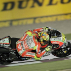 Rossi traza una curva con su Ducati durante los ensayos del GP de Catar.