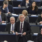 Juncker (centro) pronuncia su discurso durante el debate sobre el resultado de la última cumbre y el bloqueo del tratato comercial con Canadá, en el pleno de la Eurocámara, este miércoles, en Estrasburgo.