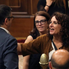 La ministra de Hacienda, María Jesús Montero, conversa con el diputado Patxi López. /