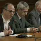 Jordi Turull; el letrado mayor, Bayona, y Xavier Muro. ANDREU DALMAU