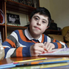 Rubén realiza tareas escolares en casa y acude a diario a una ludoteca y a Amidown.