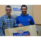 Carrillo recibió ayer el jamón reserva de manos del responsable de la firma chacinera.