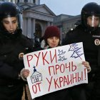 Una mujer arrestada protesta contra la ocupación de Crimea.