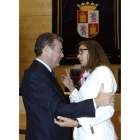 Silván y la portavoz del PSOE, Ana Muñoz, ayer, en las Cortes.