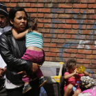 Llevando a su bebé en brazos en un campo de refugiados venezolanos en Colombia.