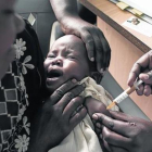 Un bebé recibe una vacuna experimental de la malaria en Kombeua (Kenia), en octubre del 2009.