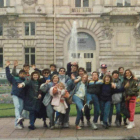 Pedro, con cazadora de colores, con compañeros de 3º de BUP en un viaje a París en 1988. DL