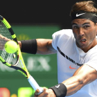 Nadal devuelve la bola a Mayer durante su debut en el Abierto de Australia. JULIAN SMITH