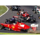 Fernando Alonso se quedó a las primeras de cambio fuera de carrera. El toque con Raikkonen le destrozaba el neumático derecho trasero obligándole a abandonar.