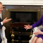 Tusk (izquierda) y May ríen durante su encuentro en el número 10 de Downing Street, en Londres, el 1 de marzo.