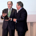 Ignacio Galán recoge el  premio de manos de Holgado. DL
