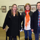 Dos de los artistas posan en la exposición del Auditorio junto a la concejala de Cultura, Margarita Torres.