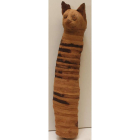 Momia de gato de la exposición que vendrá a León. Sobre estas líneas, momia de gacela en su sarcófago y de un buey.