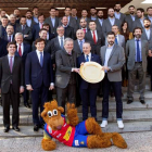 La selección española de balonmano posa con el trofeo junto al presidente del Consejo Superior de Deportes, José Ramón Lete. R. JIMÉNEZ