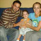 El pequeño Edgar Acebo Salgado, junto a sus padres, en una foto cedida por la familia.