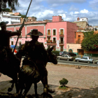 Arriba, vista de las esculturas de bronce que adornan la plaza del Teatro Cervantes en Guanajuato. Abajo, un ensayo de ‘Hamlet’.