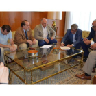 Los investigadores y firmantes del convenio, ayer, en El Albéitar. MEDINA