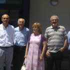 El alcalde (segundo por la izaquierda) posa a las puertas del centro junto a otros representantes.