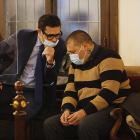El condenado escucha a su abogado durante el juicio. MARCIANO PÉREZ