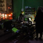 Vendedores usan sus teléfonos para tener luz en la tienda mientras se cortaba la electricidad en Kyiv. OLEG PETRASYUK