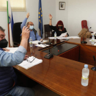 Un momento de una de las votaciones ayer, en el Pleno de Santovenia. FERNANDO OTERO