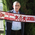 El culturalista de toda la vida Antonio Pérez extiende con orgullo la bufanda del equipo de sus amores. Hoy no faltará a la cita copera en el Santiago Bernabéu. RAMIRO