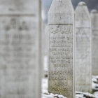 Tumba de Muriz Sinanovic (1963-1995), uno de los 8.000 musulmanes asesinados en Srebrenica, en el cementerio-memorial de Potocari, en las afueras de Srebrenica, el 7 de marzo.