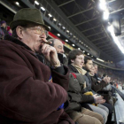 Un hombre fuma en las gradas del Camp Nou, el pasado enero.