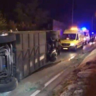 El estado del autobús, tras volcar a la altura de Alcobendas en la A-1.
