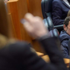 El consejero Sáez Aguado escuchaal portavoz de Podemos, Pablo Fernández.