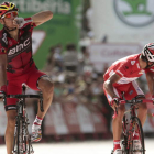 El ciclista belga Philippe Gilbert, izquierda, seguido del líder Joaquín ‘Purito’ Rodríguez, levanta el brazo tras ganar la etapa.