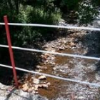 El agua que fluye por el cauce del Ponjos en Valdesamario es de color rojizo