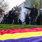 De la Viuda observa el lanzamiento de un cohete. EFE