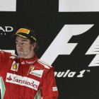 Fernando Alonso celebra su podio en Abu Dabi.