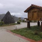 El hórreo abre paso al chozo, con el potro al fondo en la plaza del Ayuntamiento. CAMPOS